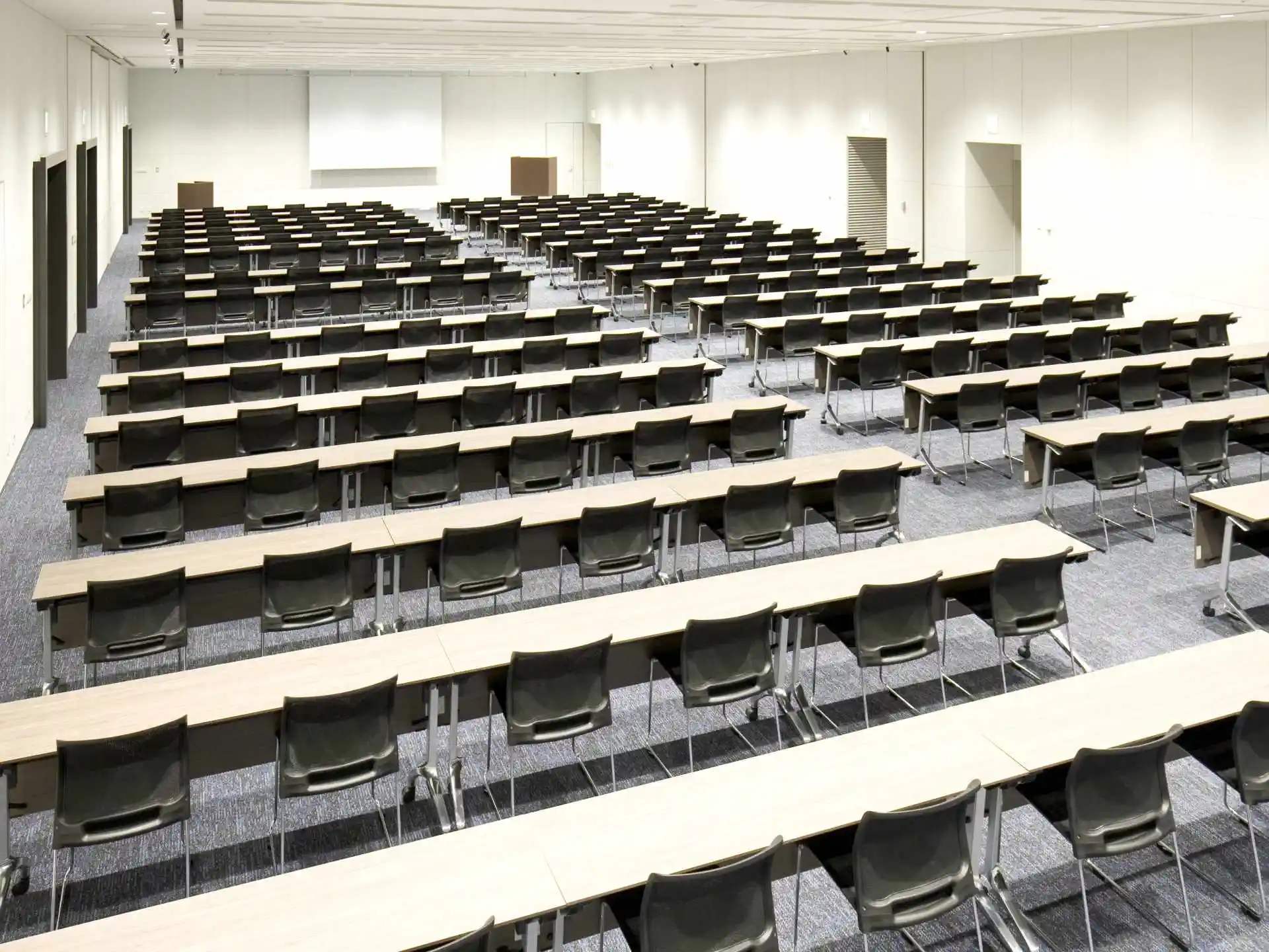 215 メインルーム
（4会場連結）