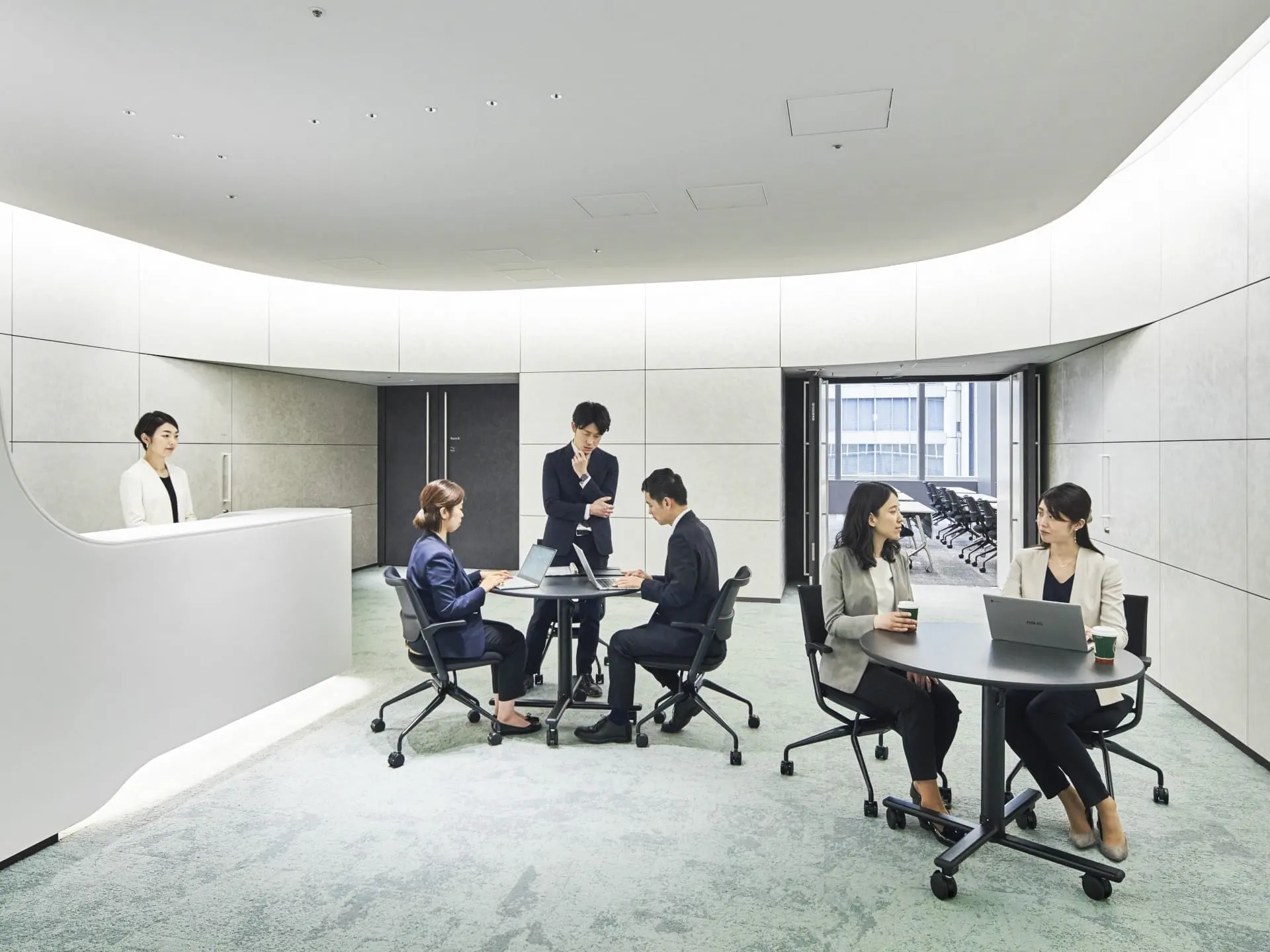 専用ラウンジ
※Room A+Bに含む:385