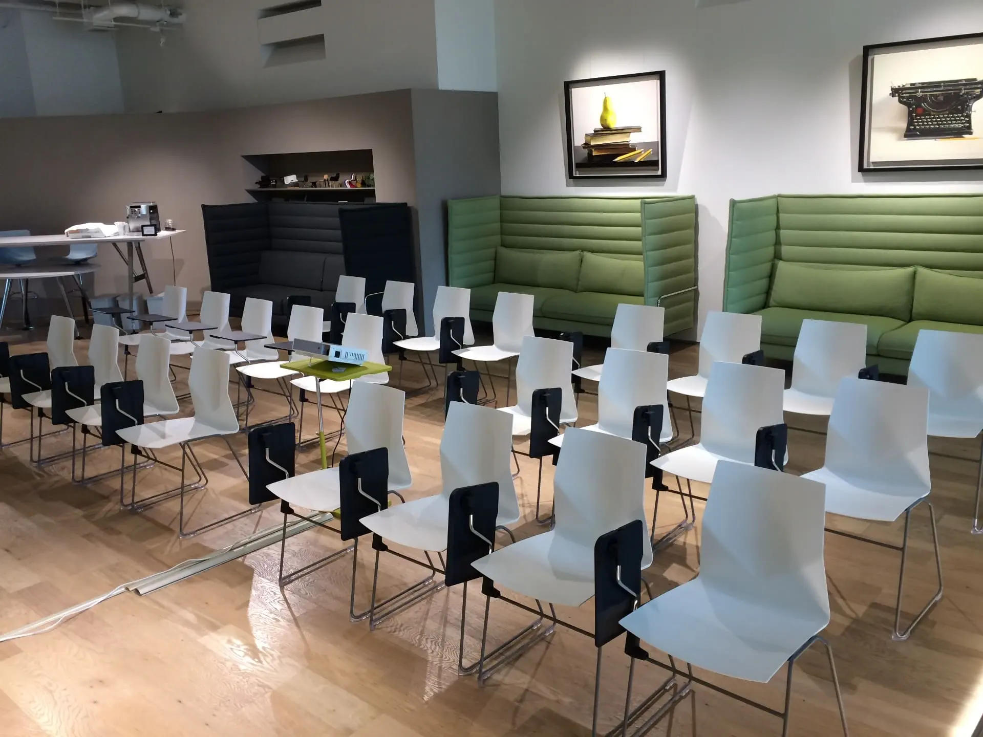 HandShake Lounge:426
