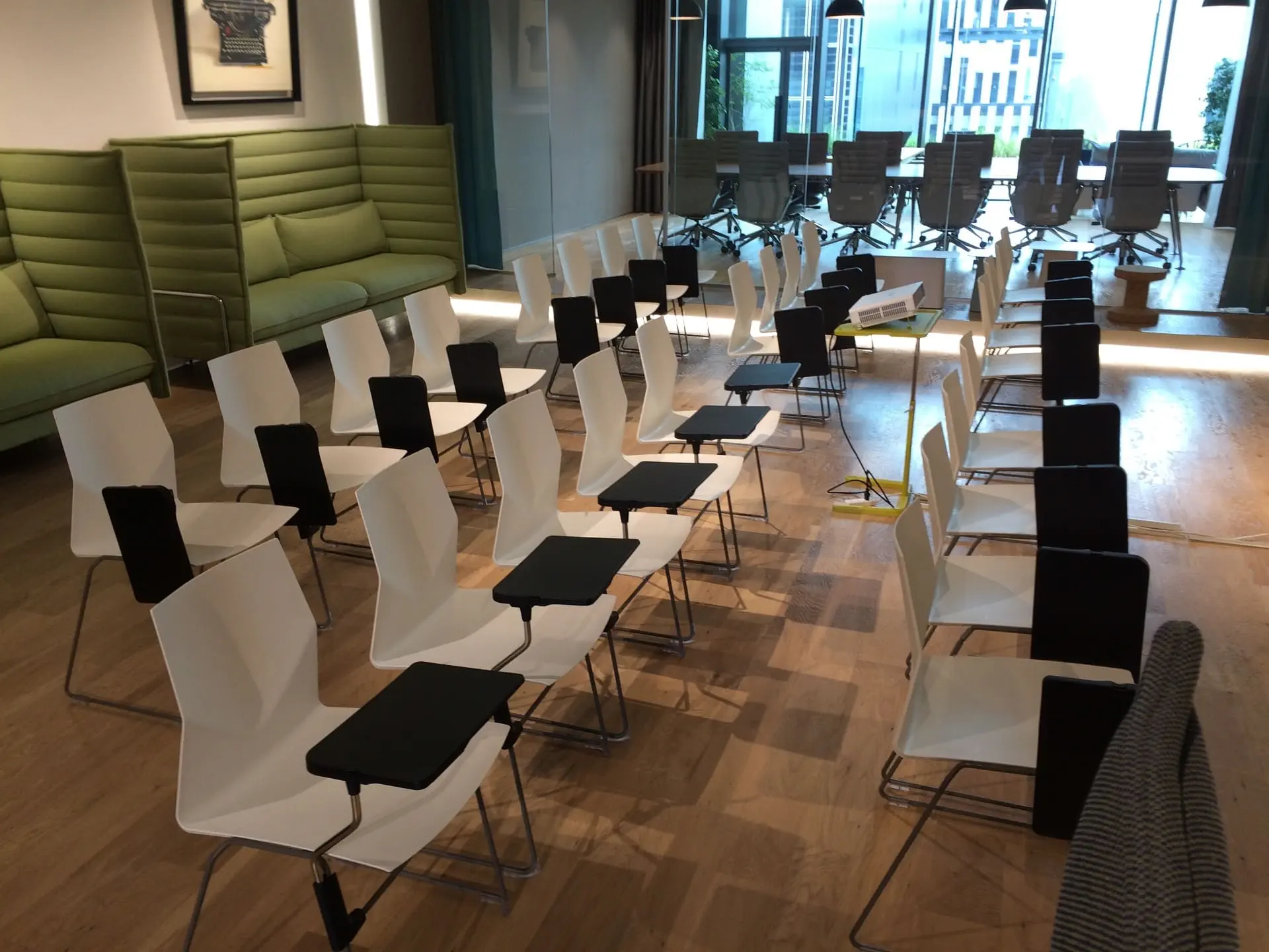 HandShake Lounge:426