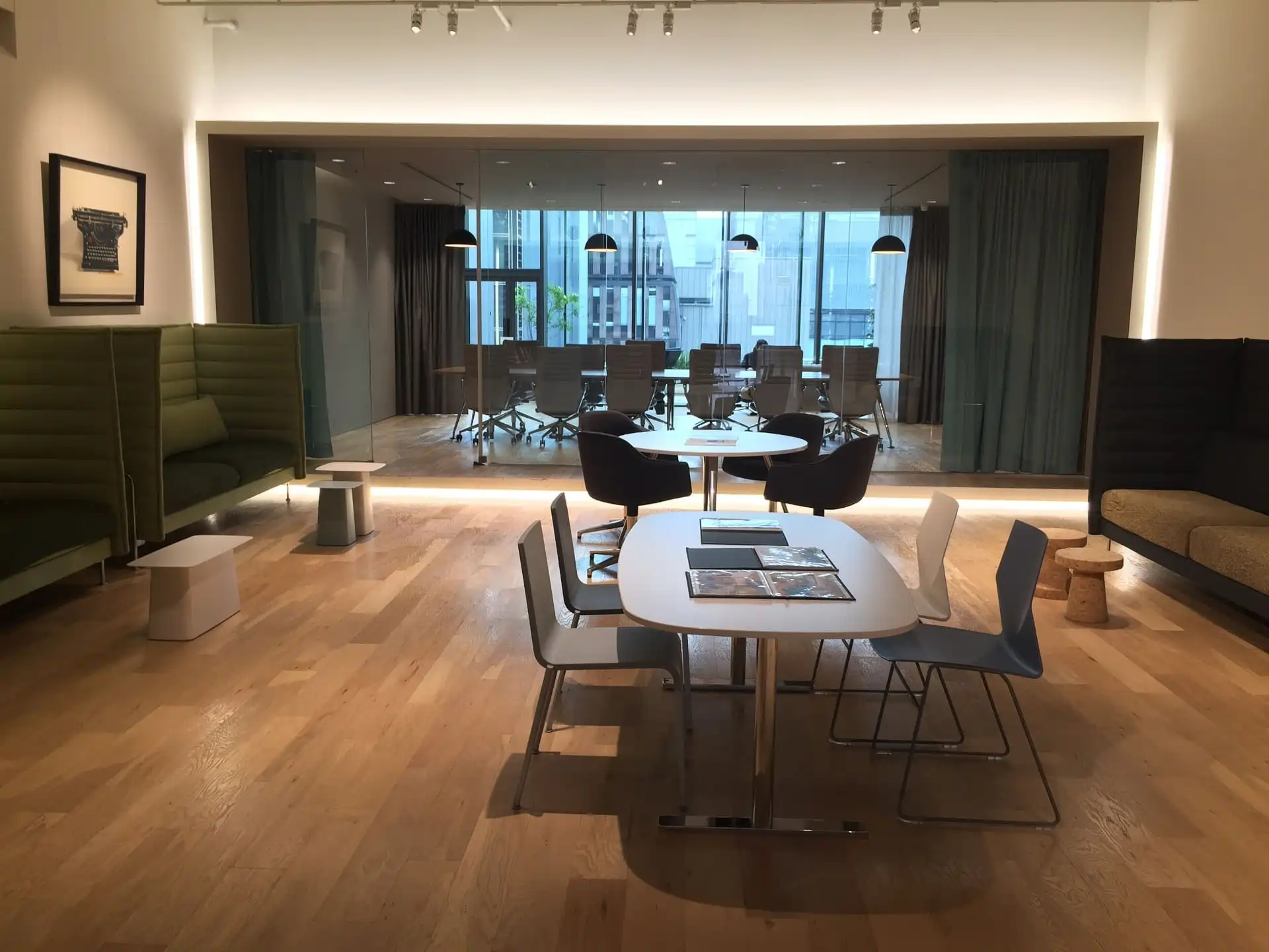 HandShake Lounge:426
